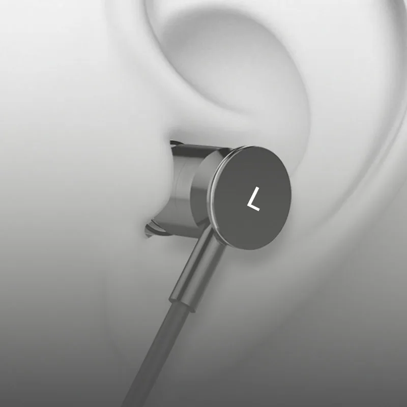 Петличный микрофон в комплекте со встроенными наушниками для фильтрации шума