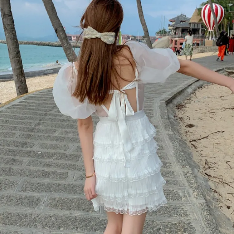 

Платье-мини с квадратным вырезом, коротким рукавом и открытой спиной