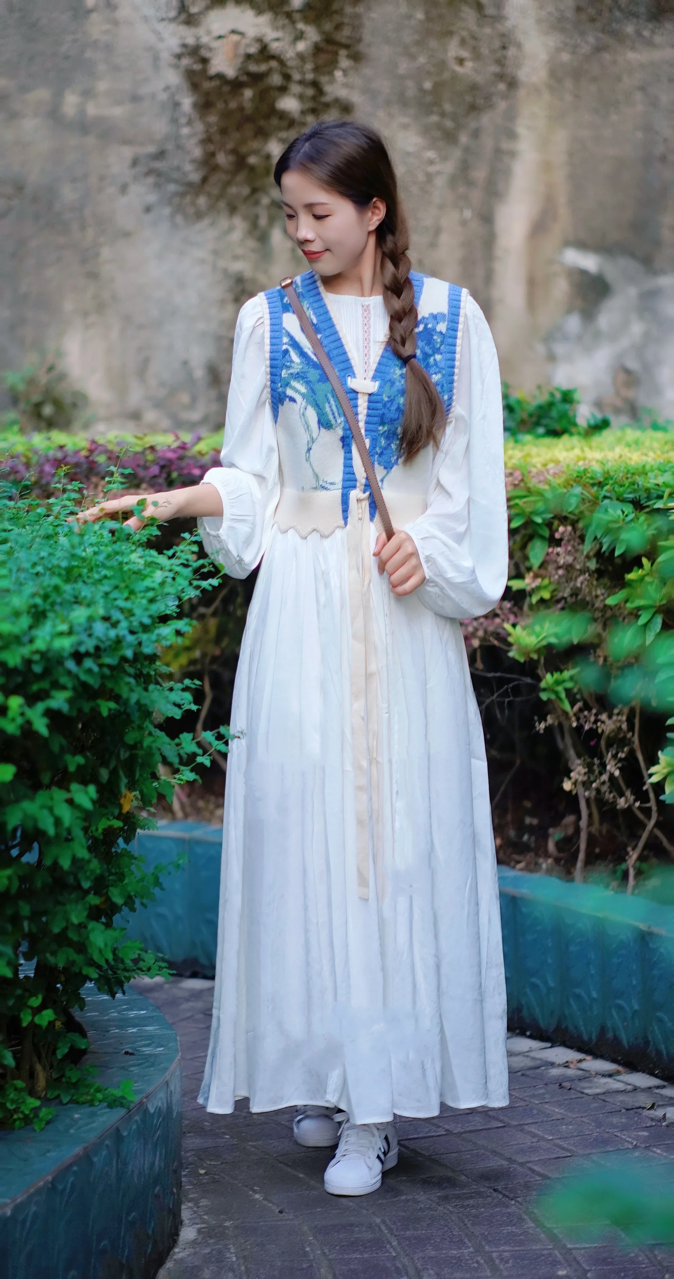 Свитер на шнуровке жилет женский укороченный трикотаж с v-образным вырезом