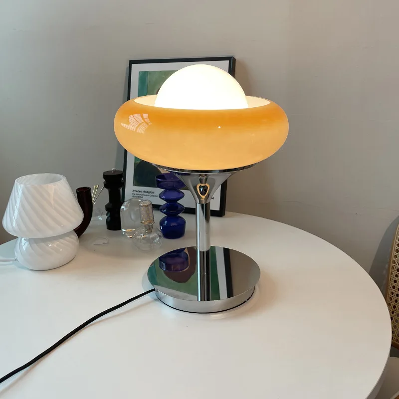 JOYLOVE-lámpara de mesa de estilo nórdico para dormitorio, lámpara Retro de color blanco cremoso con fondo de hierro, decoración de mesita de noche, tarta de huevo de estilo japonés