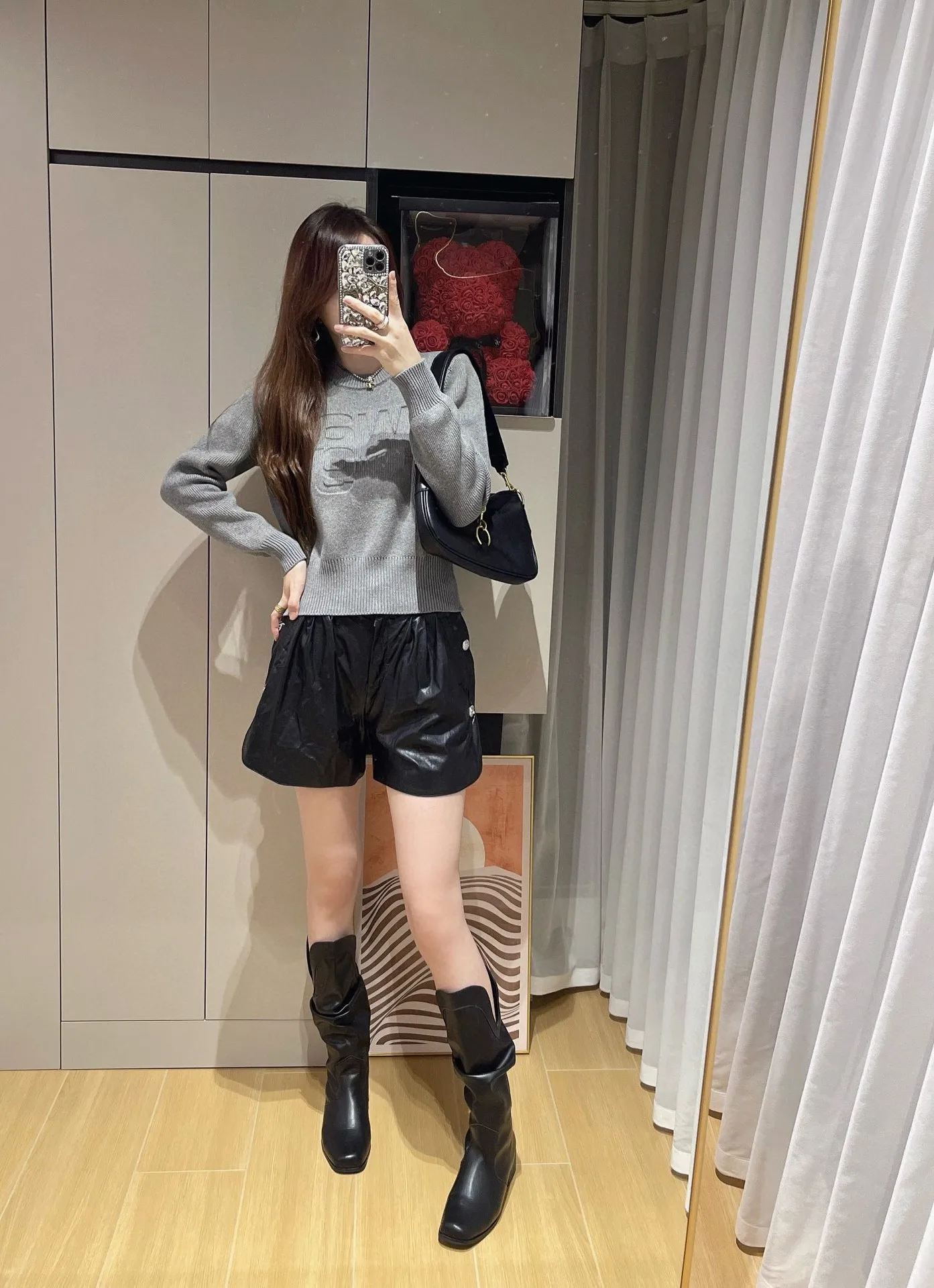 

2024 Wang Luxury autumn and winter new round neck letter loose pullover sweater short simple long sleeve sweater top woman