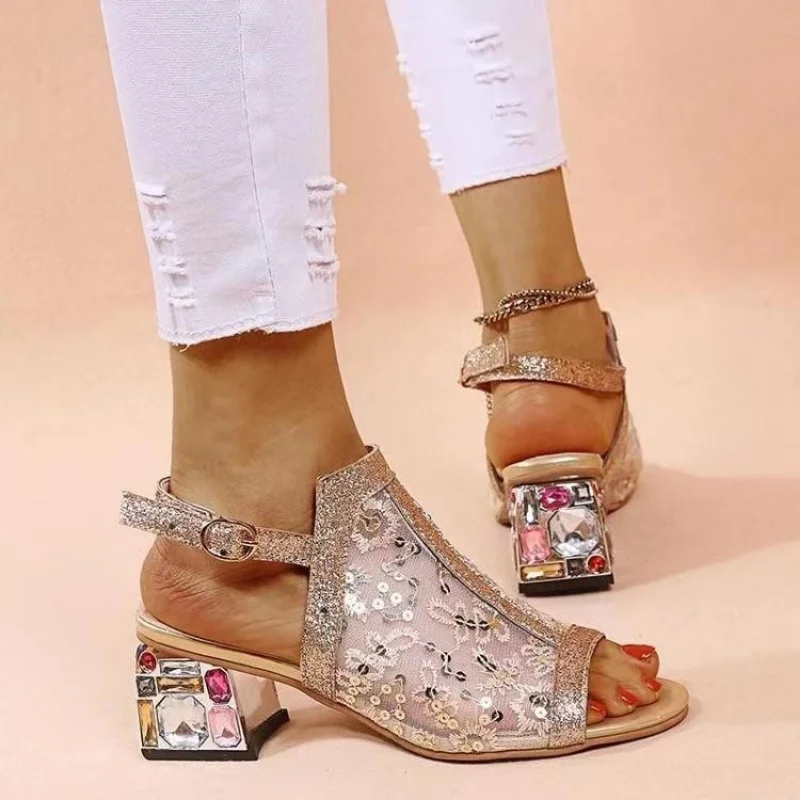 Купи Women Summer Glitter Sandals Rhinestone Sandals Ladies Buckle Strap Round Toe Bling Med Heel Shoe Sandals for Women 2022 за 572 рублей в магазине AliExpress