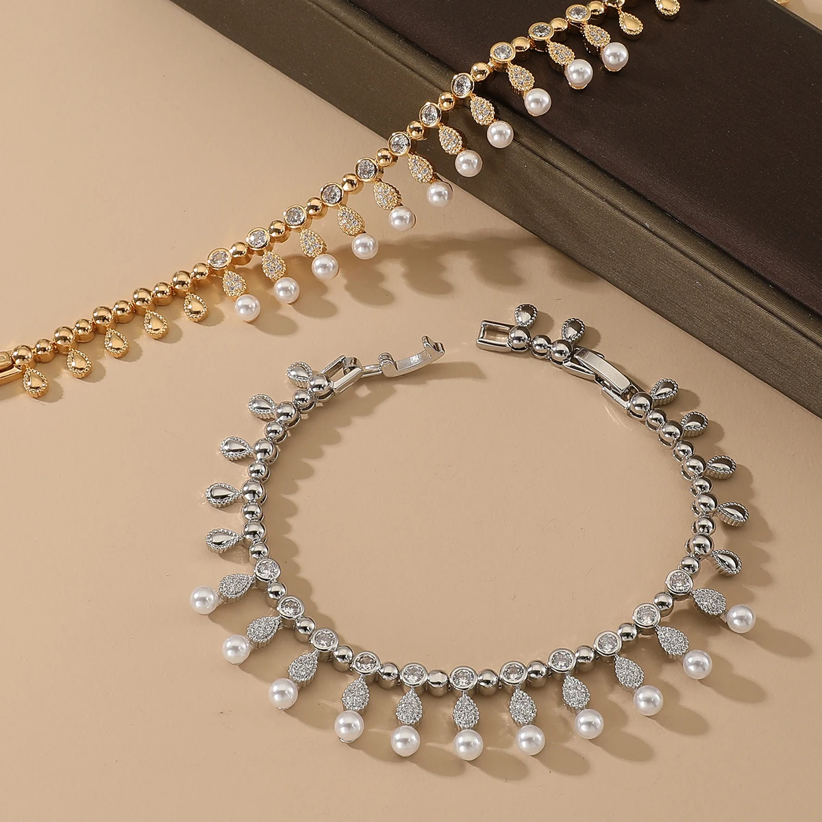 Комплект из колье браслета кольца и сережек