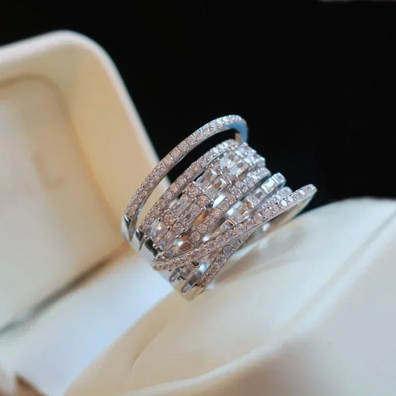 Роскошные широкие кольца с блестящими кристаллами и кубическим цирконием для