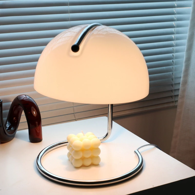 

Нордическая Ретро стеклянная настольная лампа для спальни, прикроватная атмосфера, металлическая сетчатая красная декоративная лампа для дома