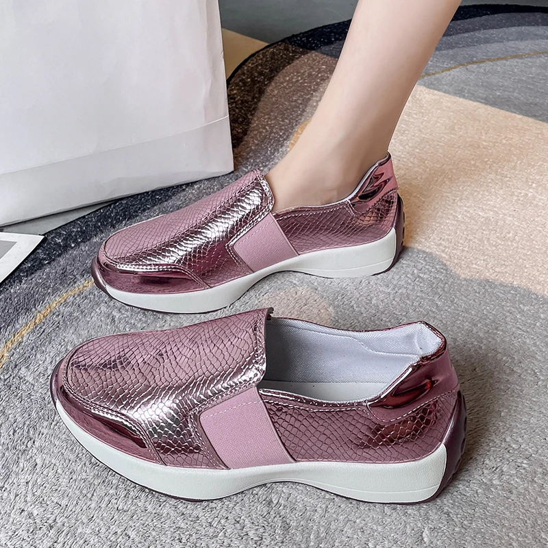 

Женские кроссовки на танкетке, из искусственной кожи, на высоком каблуке