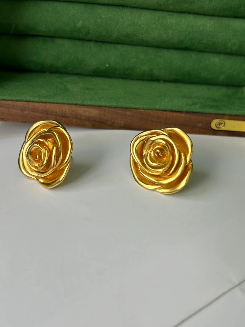 

Женские серьги-гвоздики из латуни со стразами