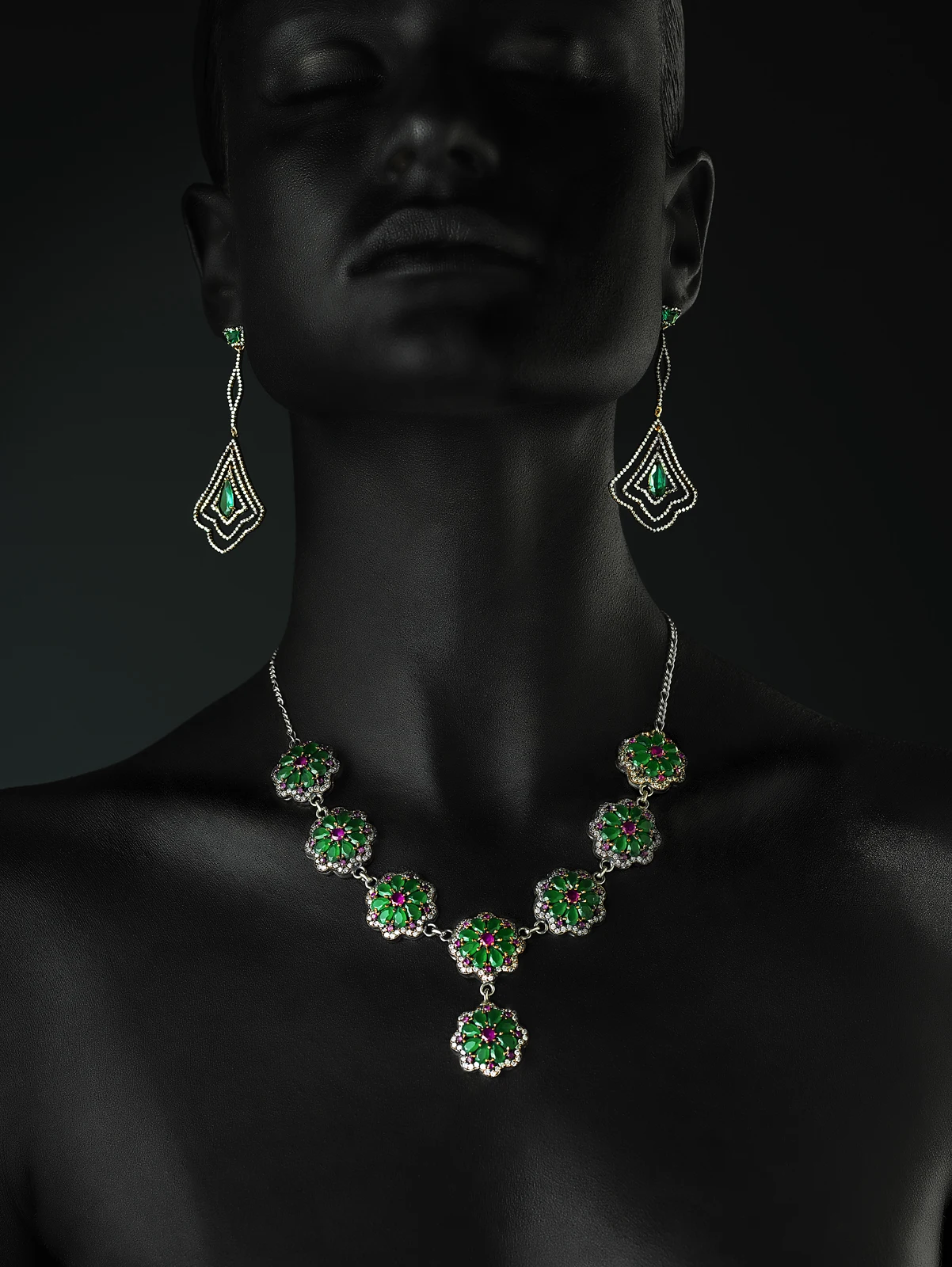 

Современный золотой женский портрет на холсте