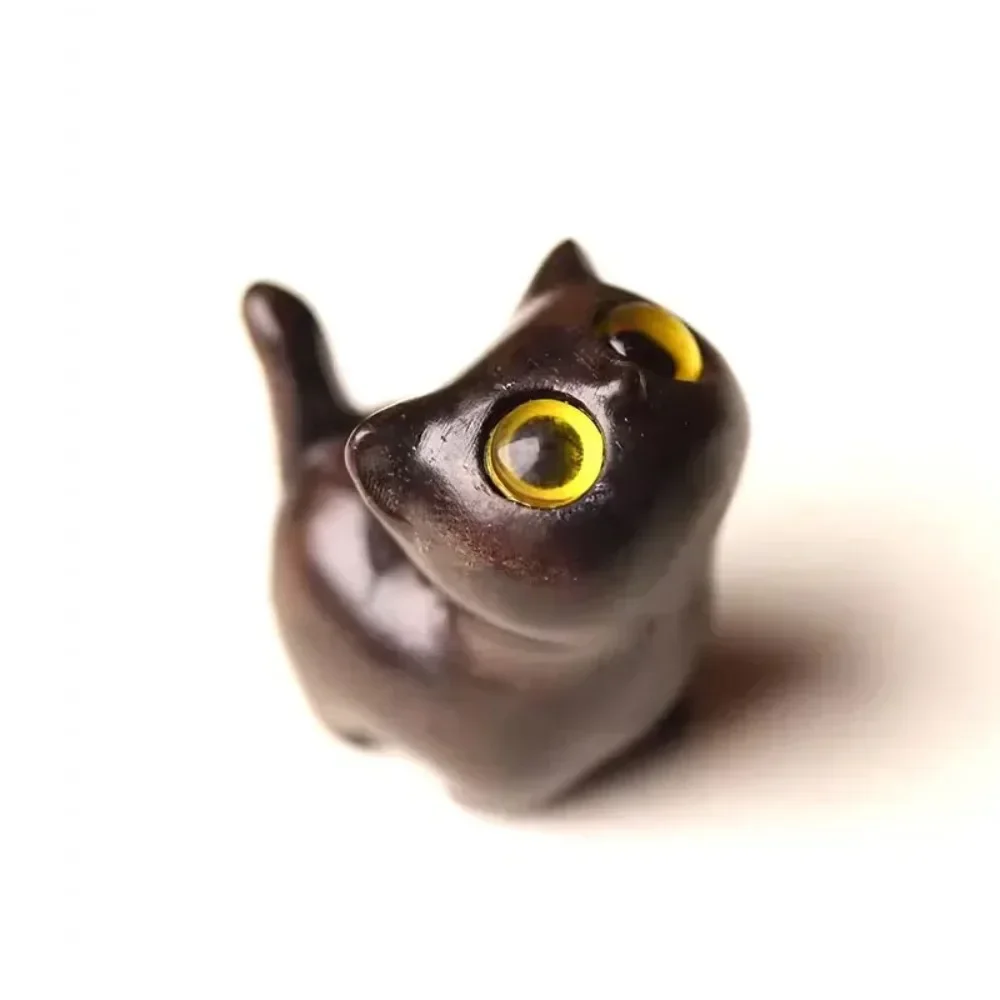 

Настольная фигурка кота из сандала