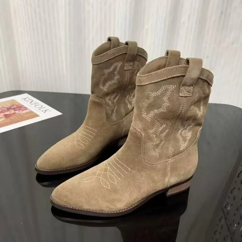 Женские кожаные ботинки ручной работы с острым носком и вышивкой на