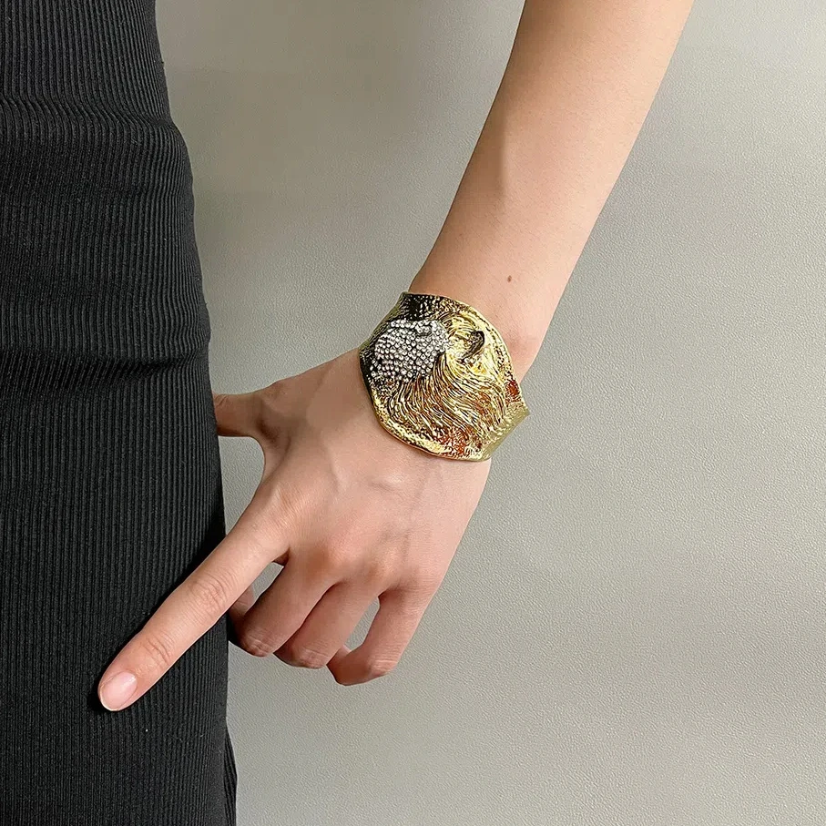 Винтажные широкие браслеты со стразами и рельефной головой льва с узором молотка