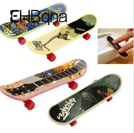 

New 1pcs Mini Finger Skateboard Fingerboard Mini Skate Plastic Stents Scrub Finger Scooter Skate Boarding Game Toy Random