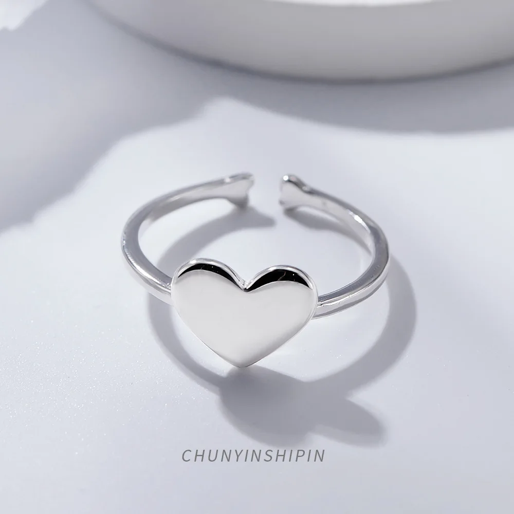 Модное и минималистичное женское кольцо в форме сердца из серебра пробы