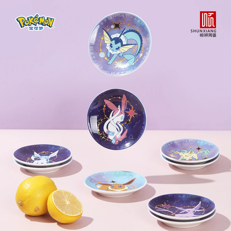 Фото В наличии: Набор керамических тарелок SHUNXIANG Pokémon с лицензией, серия Eevee, подарочная коробка «Звездное небо», фарфоровая посуда в аниме-стиле, подарок №2