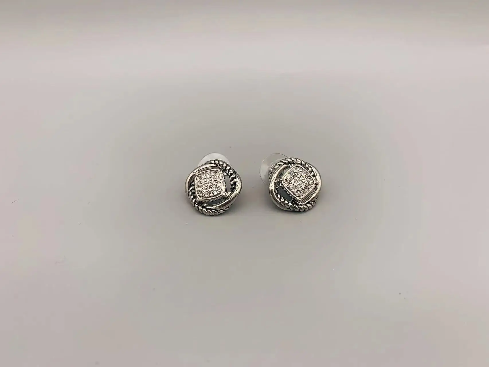

Серебряные серьги-гвоздики Le Han Jewelry Infinity с прозрачным кубическим цирконием