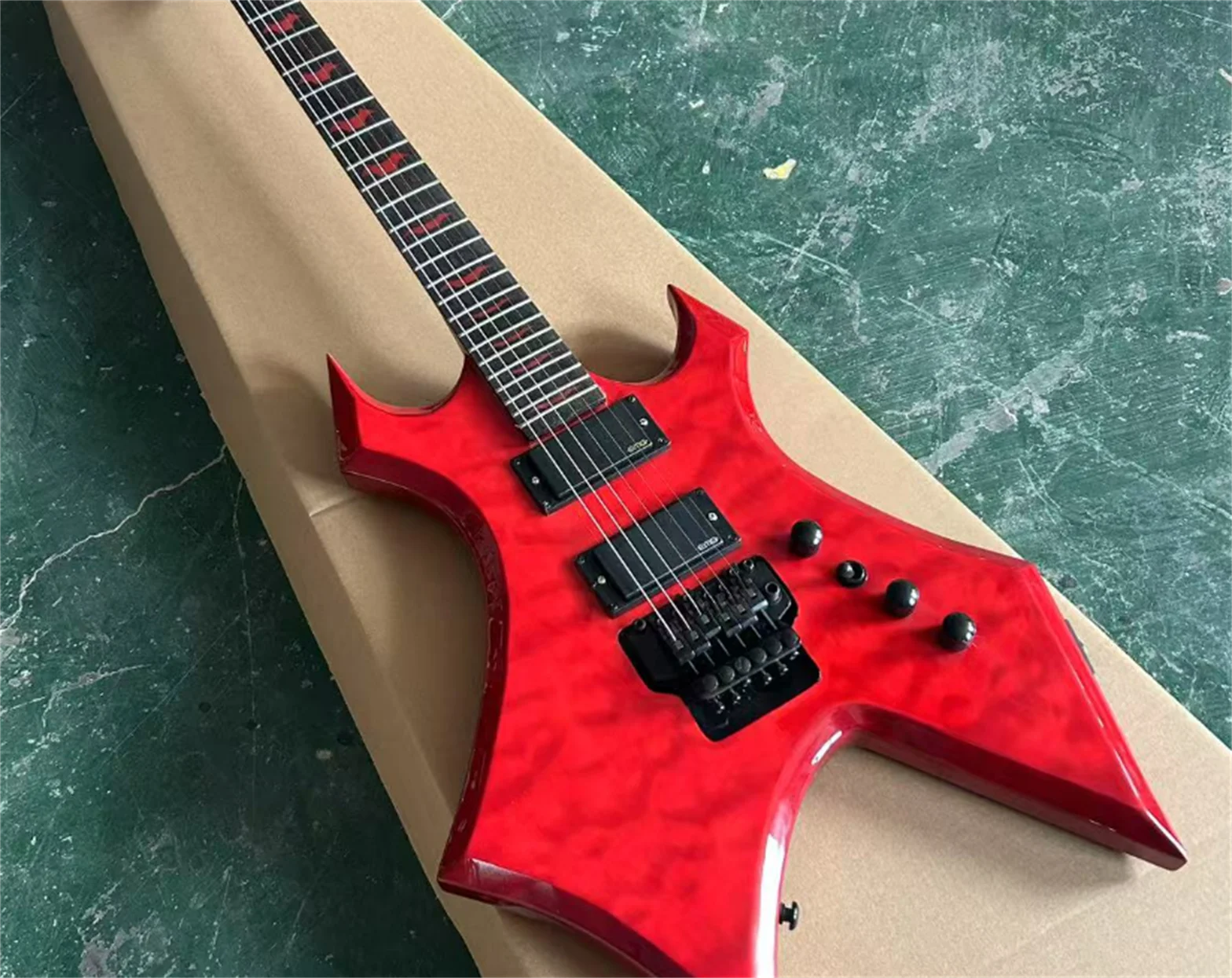 Фото Месть красный стеганый кленовый верх электрогитара Floyd Rose тремоло Китай EMG звукосниматели 9 В батарейный отсек №4