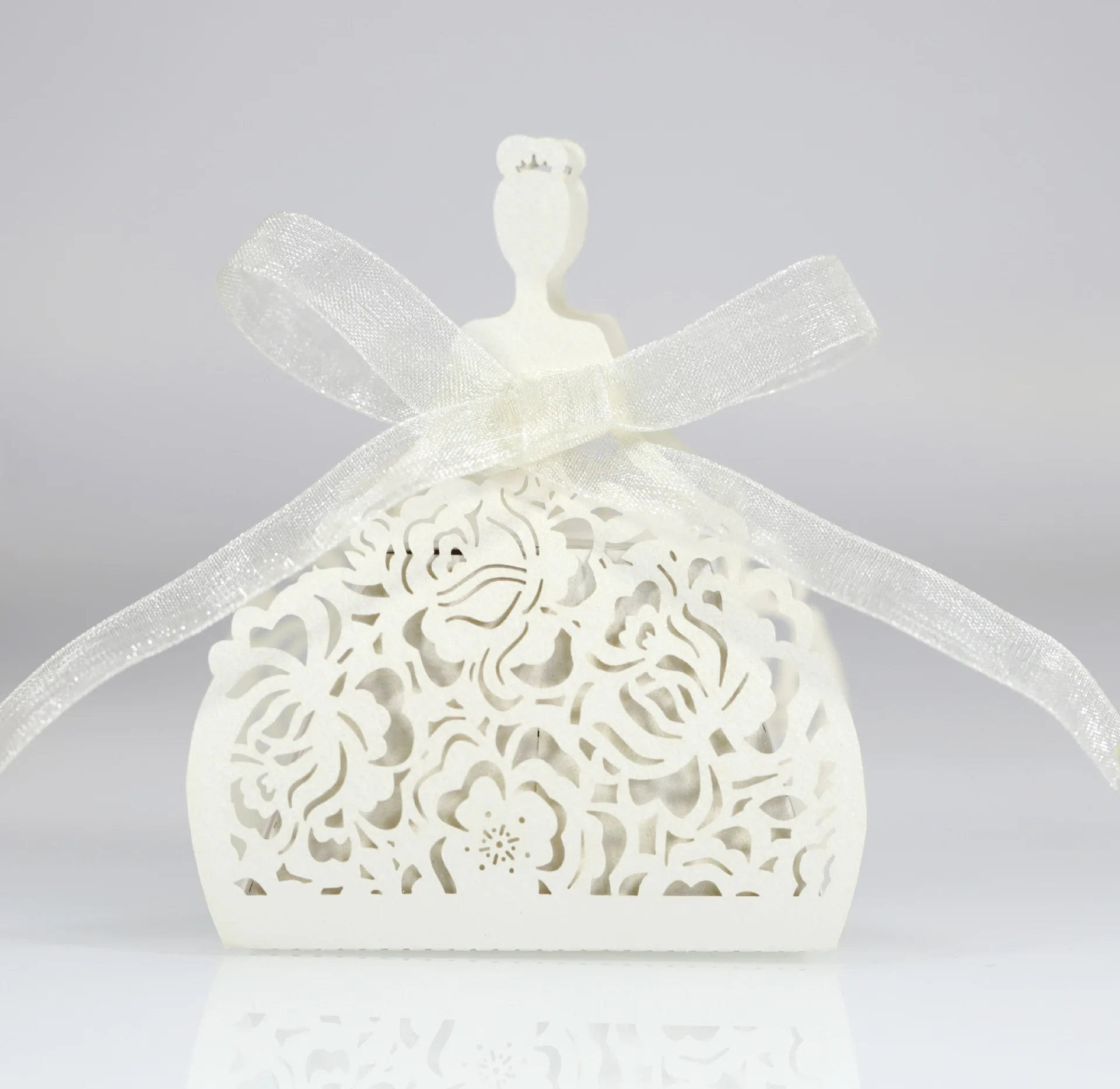 

50pcs Bride Laser Cut Wedding Favors Box Candy Box Princess Gift Box For Wedding And Party Baby Shower Box Wedding Favors Decor