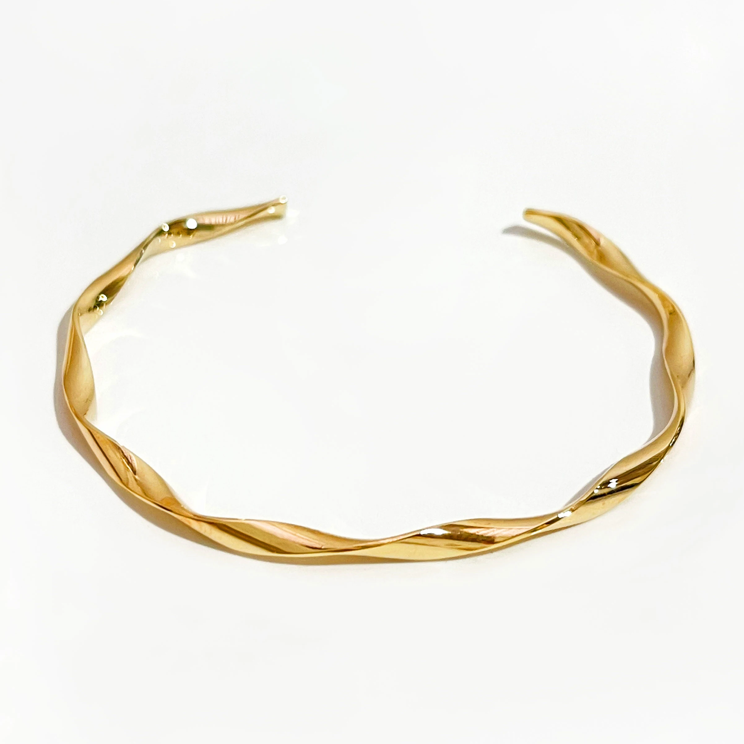 

Peri'sbox Gold Color Wave Shape Twisted Bangles Thin Geometric Bangles for women Minimalist Open Bangles Adjustable 2020 Jewelry