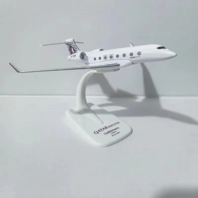 Фото Масштабная модель самолета Qatar Airways Gulfstream G650 в масштабе 1/200, набор для сборки, литая под давлением модель из сплава с подставкой, подарок для детей №5