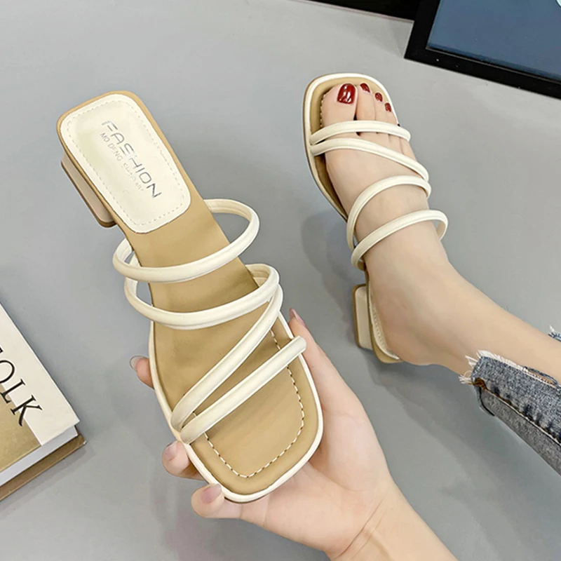 

Женские летние тапочки на среднем каблуке, новинка 2023, сандалии с открытым носком, шлепанцы из искусственной кожи, туфли-лодочки, сандалии, соблазнительные шлепанцы под платье для женщин