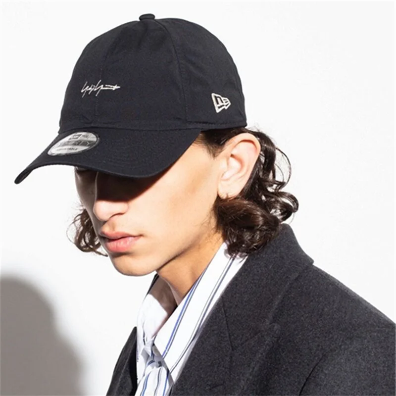 

Yohji Yamamoto Signature Co Branded Alphabet Embroidery Signature LOGO Baseball Cap Curved Brim Flat Tongue Hat For Men And Wome