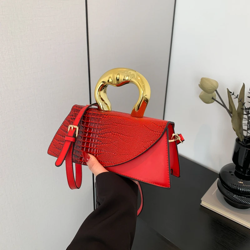 Модная сумка из искусственной кожи с текстурой крокодила и золотой ручкой