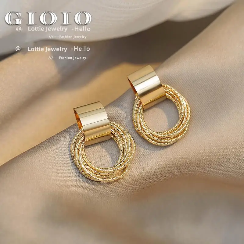 

Retro Metallic Gold Multiple Small Circle Pendant Earrings 2022 New Jewelry Fashion Wedding Party Unusual Earrings For Woman