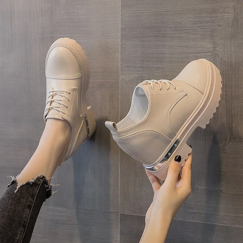 Женские ботинки из натуральной кожи на платформе и каблуке 9 см