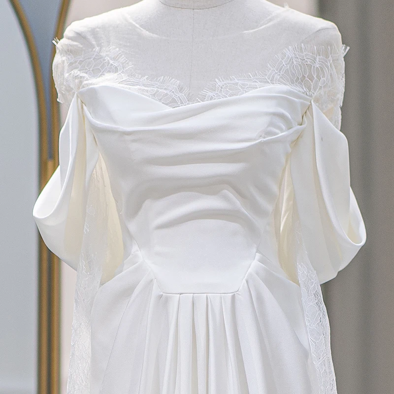 Женское атласное платье с круглым вырезом и шлейфом