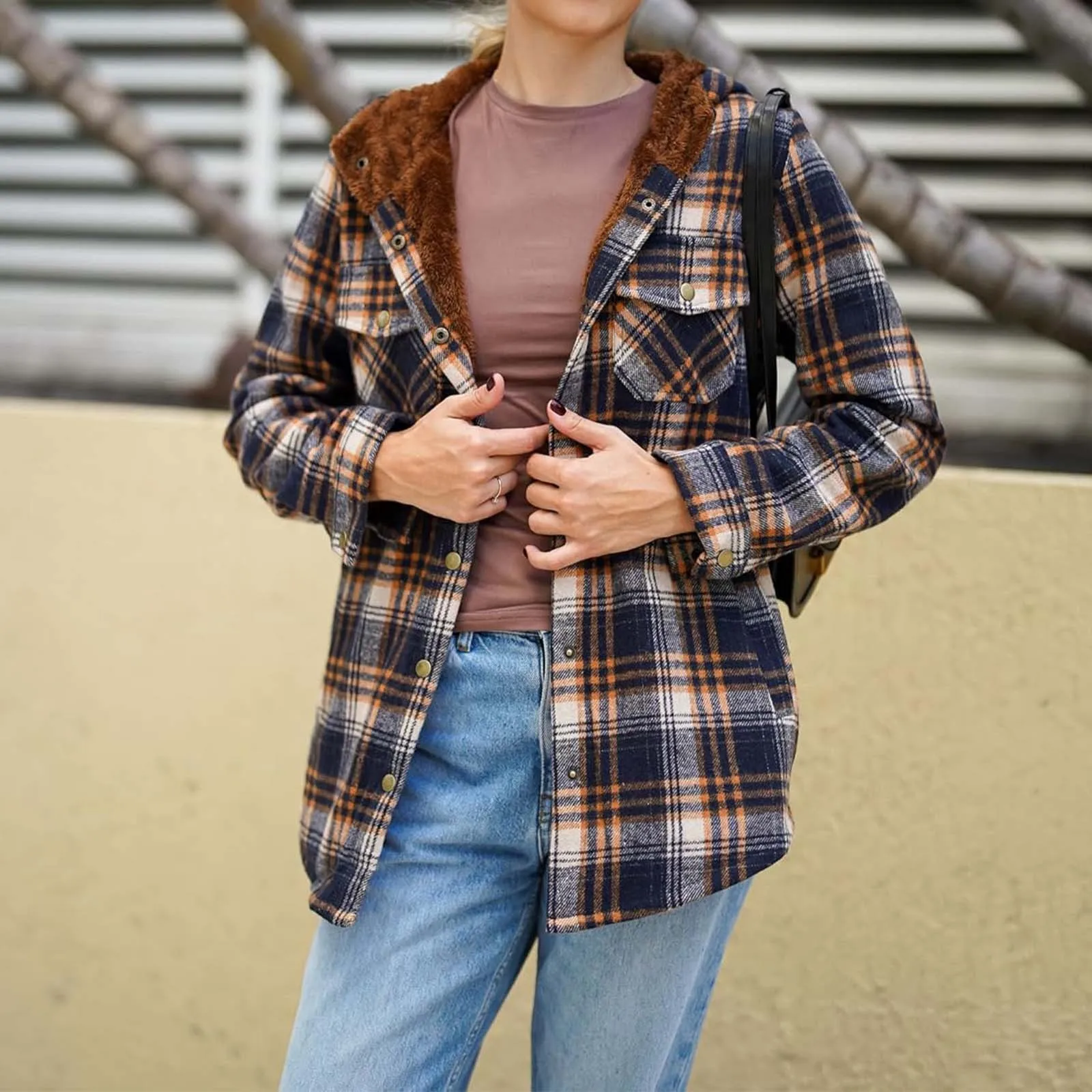 Женская клетчатая короткая куртка с длинным рукавом на пуговицах флисовой
