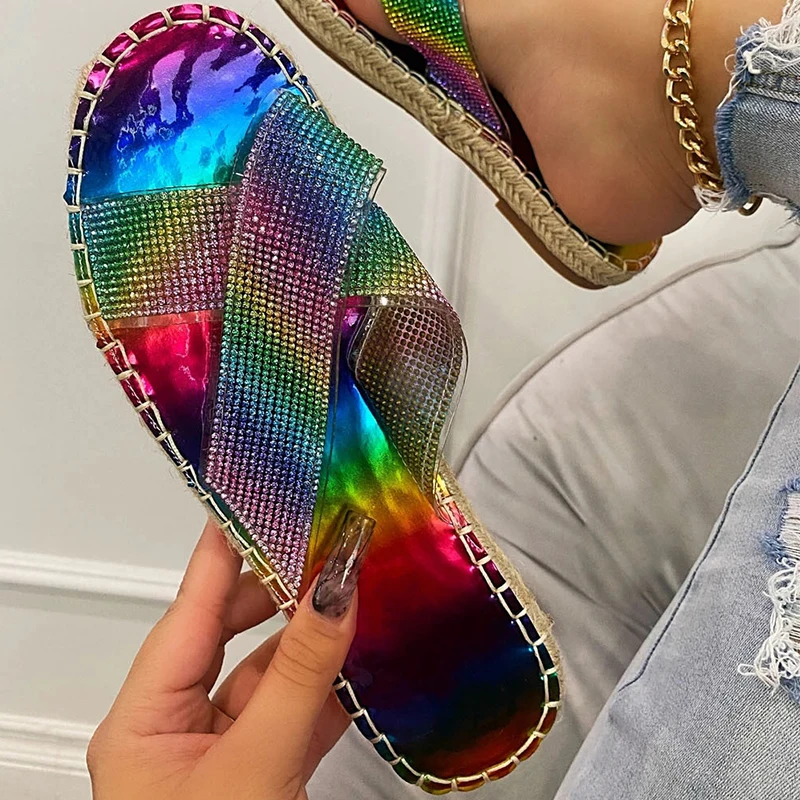 

Женские тапочки из пеньки с радужными кристаллами, женские летние разноцветные шлепанцы Rhinstone с перекрестной шнуровкой, женские повседневные шлепанцы большого размера на плоской подошве