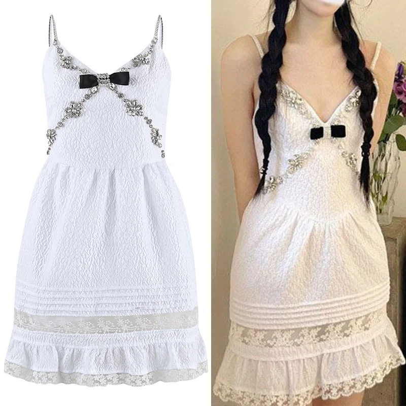 

Женское платье-мини с бантом и V-образным вырезом