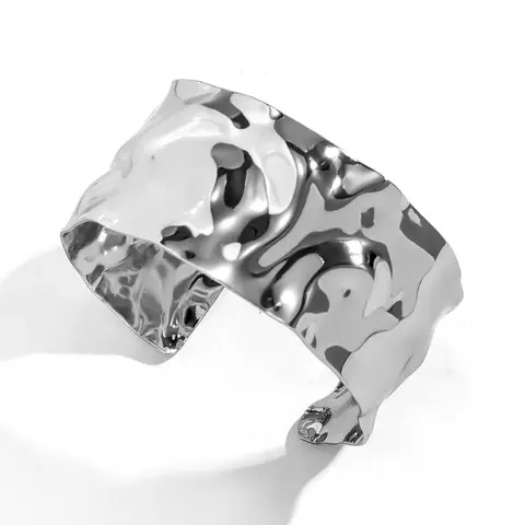 Металлический широкий браслет золотого цвета