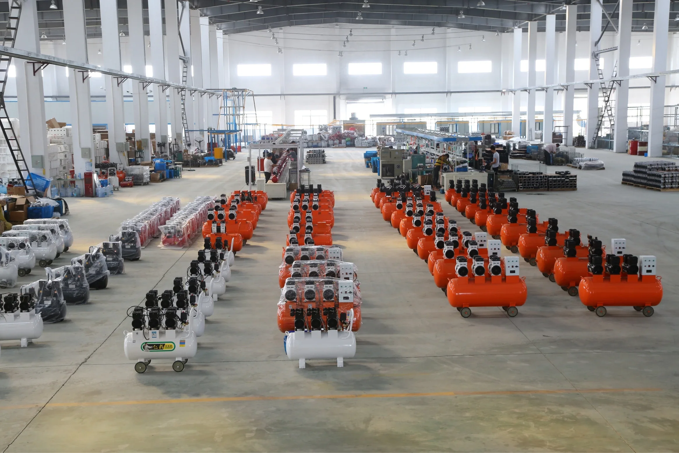 С небольшим безмасляным воздушным компрессором Ce