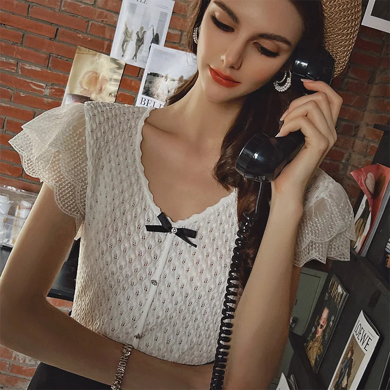 Женская футболка с V-образным вырезом на пуговицах |