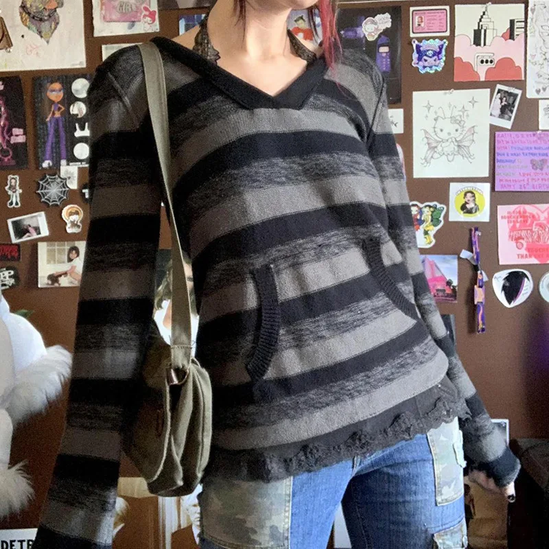 Свободный свитер в полоску с капюшоном американском стиле ретро и глубоким