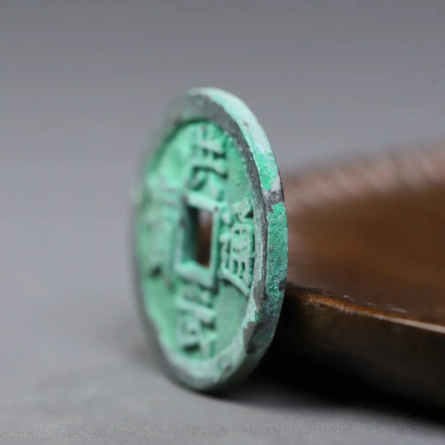 Классические Медные деньги Hongwu Tongbao назад две глубокий зеленый амулет с вышивкой