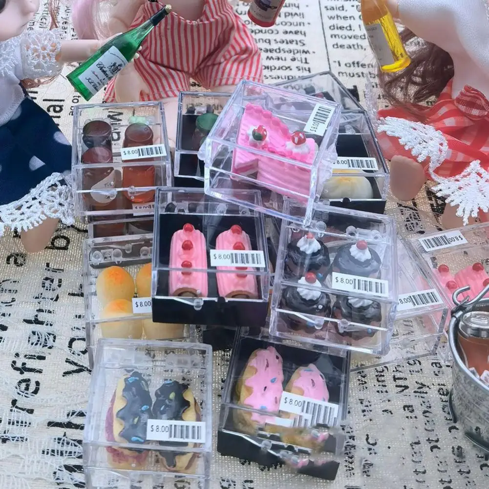 

Легкая Полезная модель в масштабе 1:12 в коробке с клубничным шоколадным тортом, компактный кукольный домик, маленькая еда для микроландшафт...