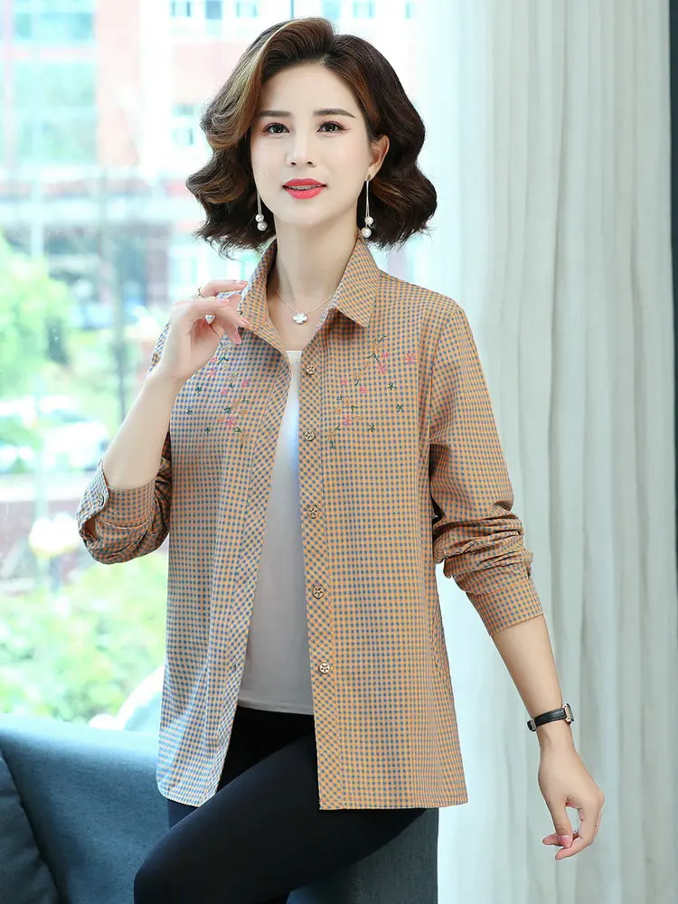 Рубашка женская хлопковая в клетку с цветочной вышивкой и отложным воротником |