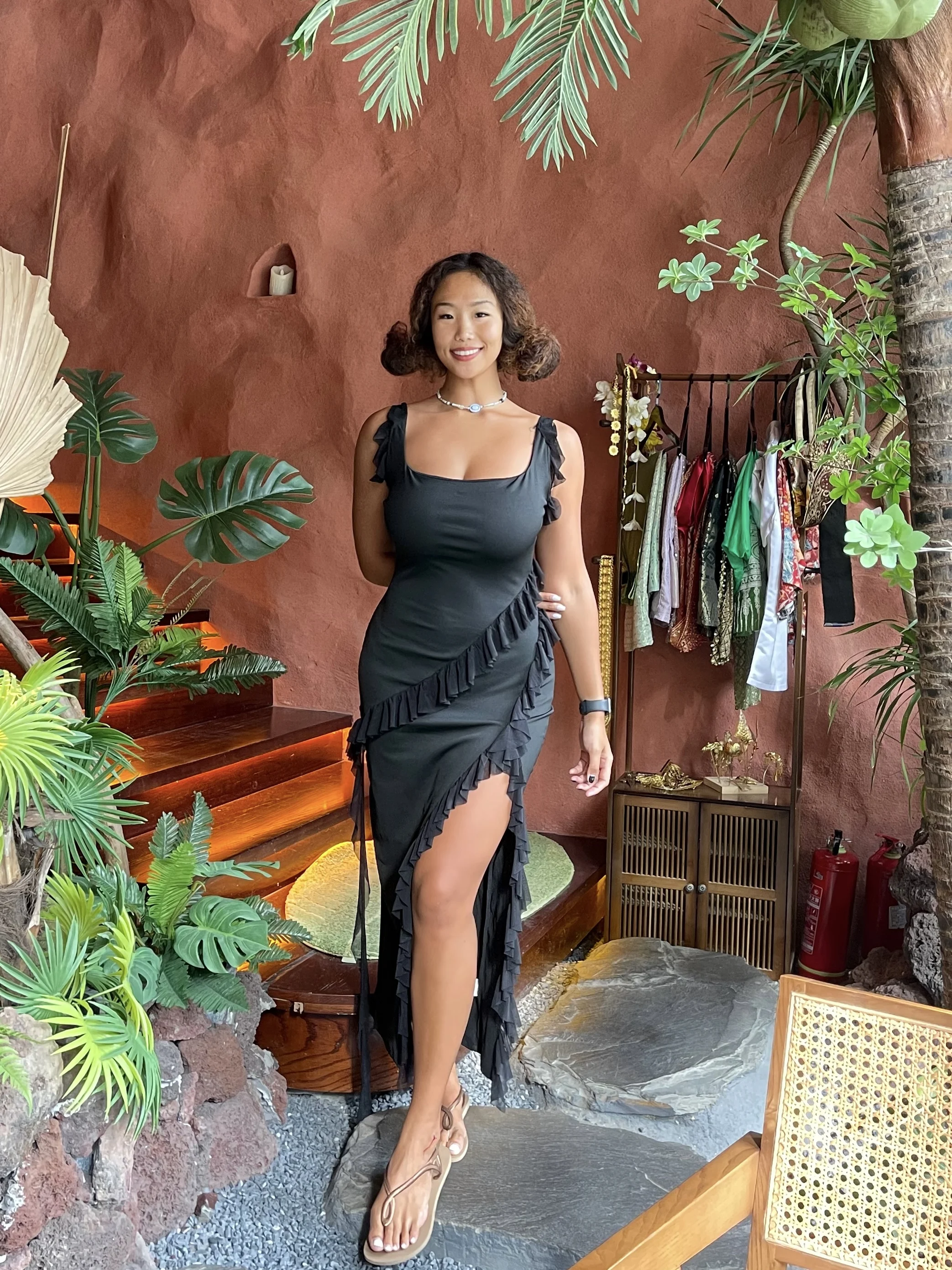 Женское платье на бретельках с разрезом черное