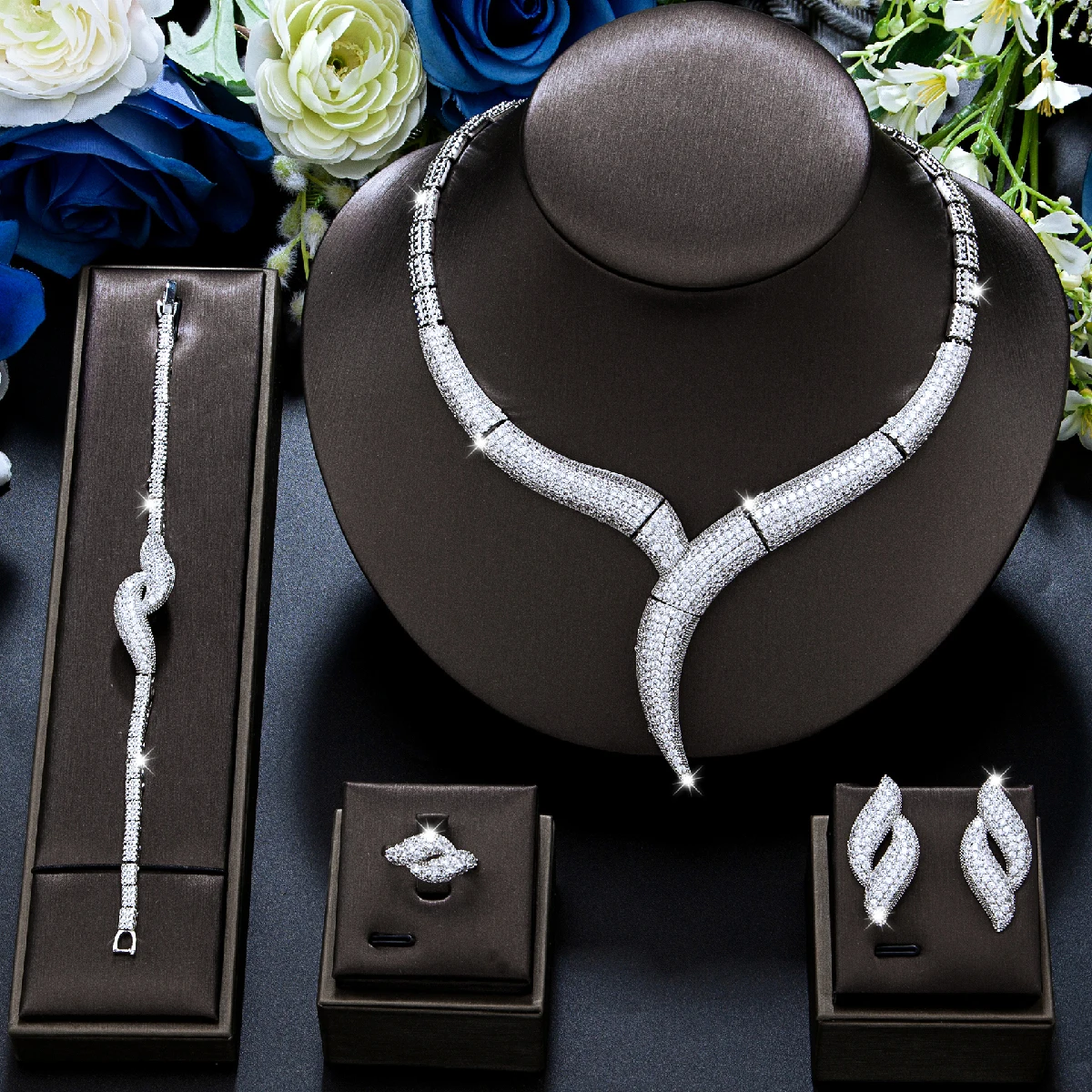 Комплект женских ювелирных изделий из колье серёг браслета и кольца