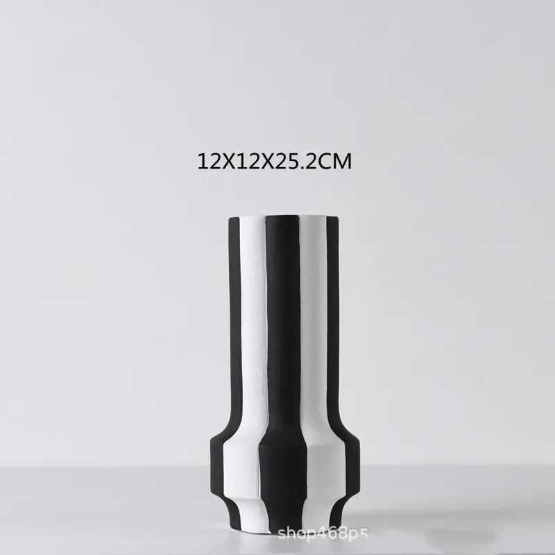

Черно-белая полосатая керамическая ваза