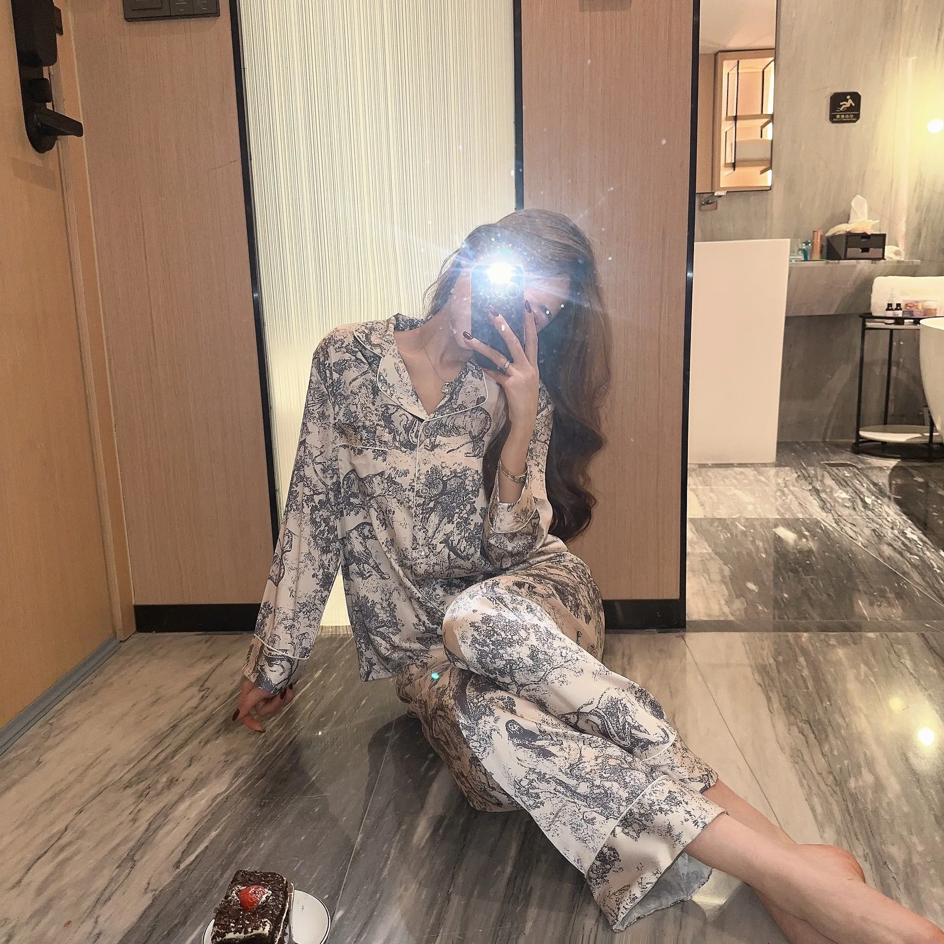 

Ice Silk Pajamas Women's Spring And Autumn 2023 High-end Printed Ink Long Sleeve Internet Celebrator Home Clothes