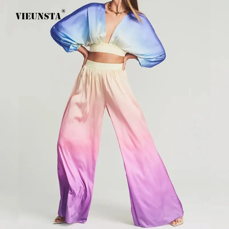 

Женский комплект из двух предметов, пикантный укороченный топ с градиентным принтом и V-образным вырезом и брюки с широкими штанинами, модел...