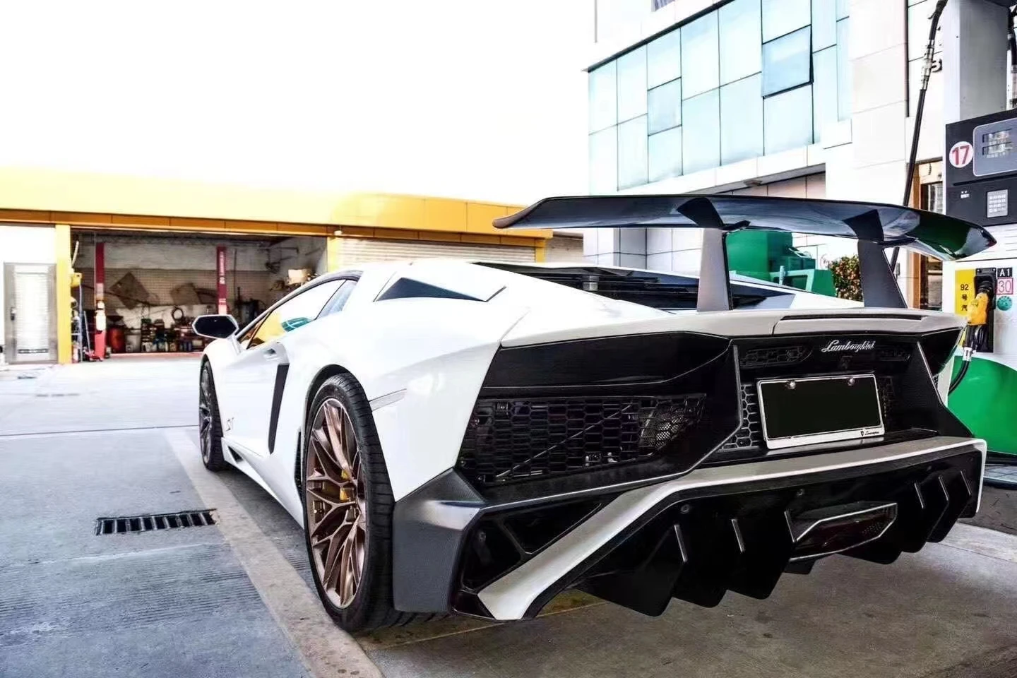 Фото Комплект обвеса Runde из полукарбонового материала для Lamborghini LP750: передний бампер, задний бампер, задний спойлер-диффузор №5