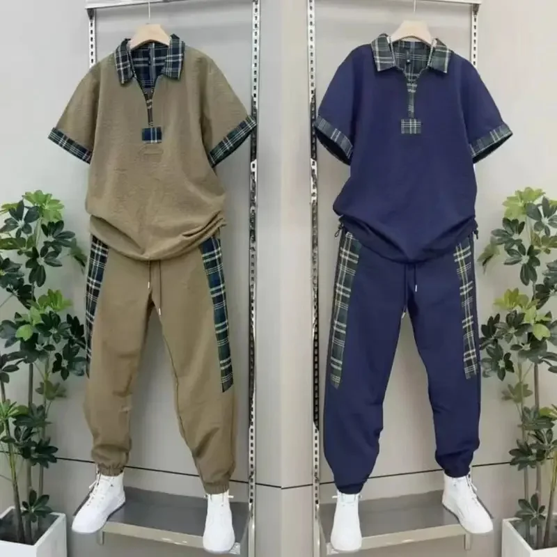 Фото Мужской винтажный комплект из двух предметов в клетку: топ с коротким рукавом на молнии и воротником, брюки-джоггеры. Высокое качество, повседневный уличный стиль. №1