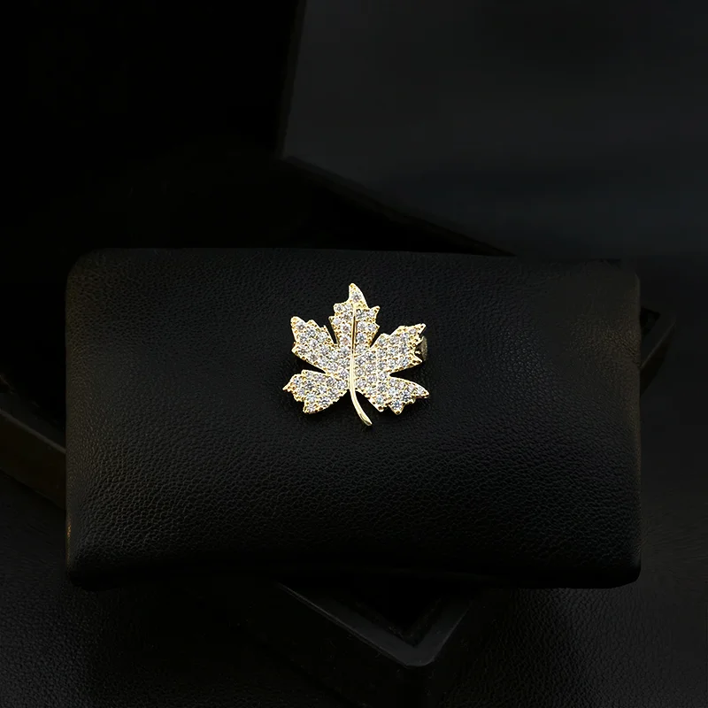 

Luxury Maple Leaf Brooch Women's Suit Accessories Neckline Anti-Exposure Buckle Fixed Clothes Decorative Pin Jewelry Gifts 5075