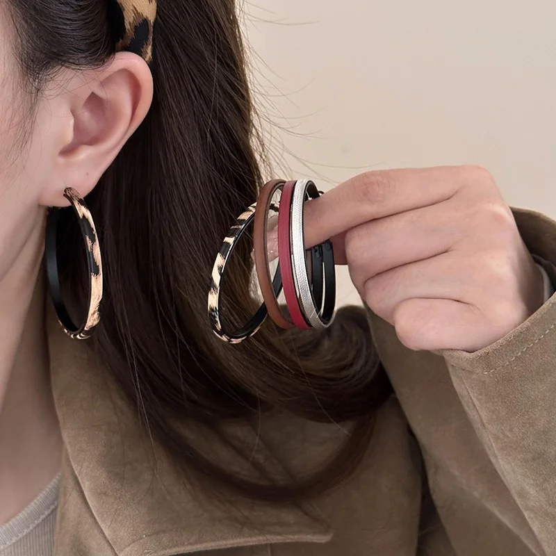 Осенние и зимние кожаные большие круглые серьги с леопардовым принтом кофейного