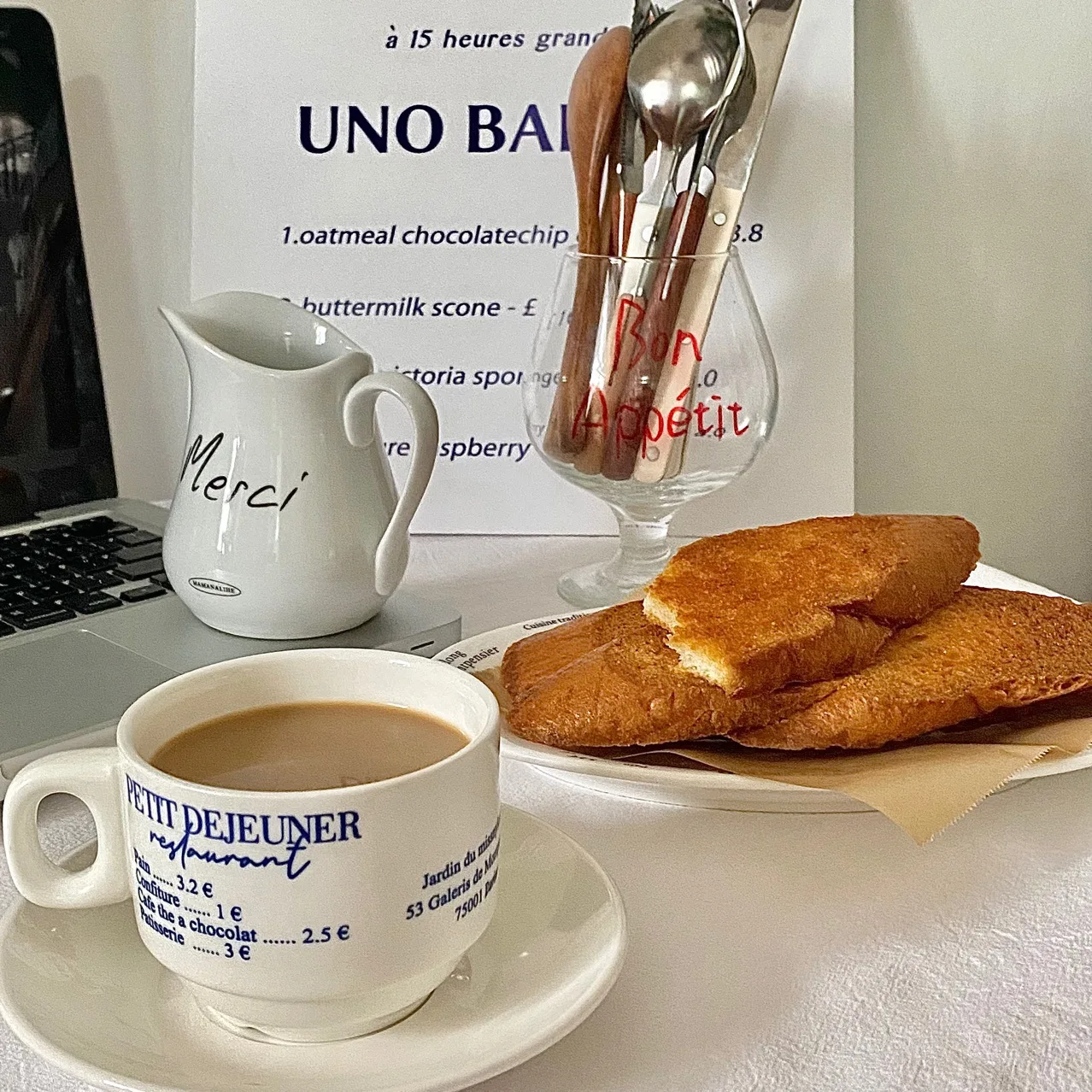 Керамическая кружка и блюдце с синими буквами в стиле ретро