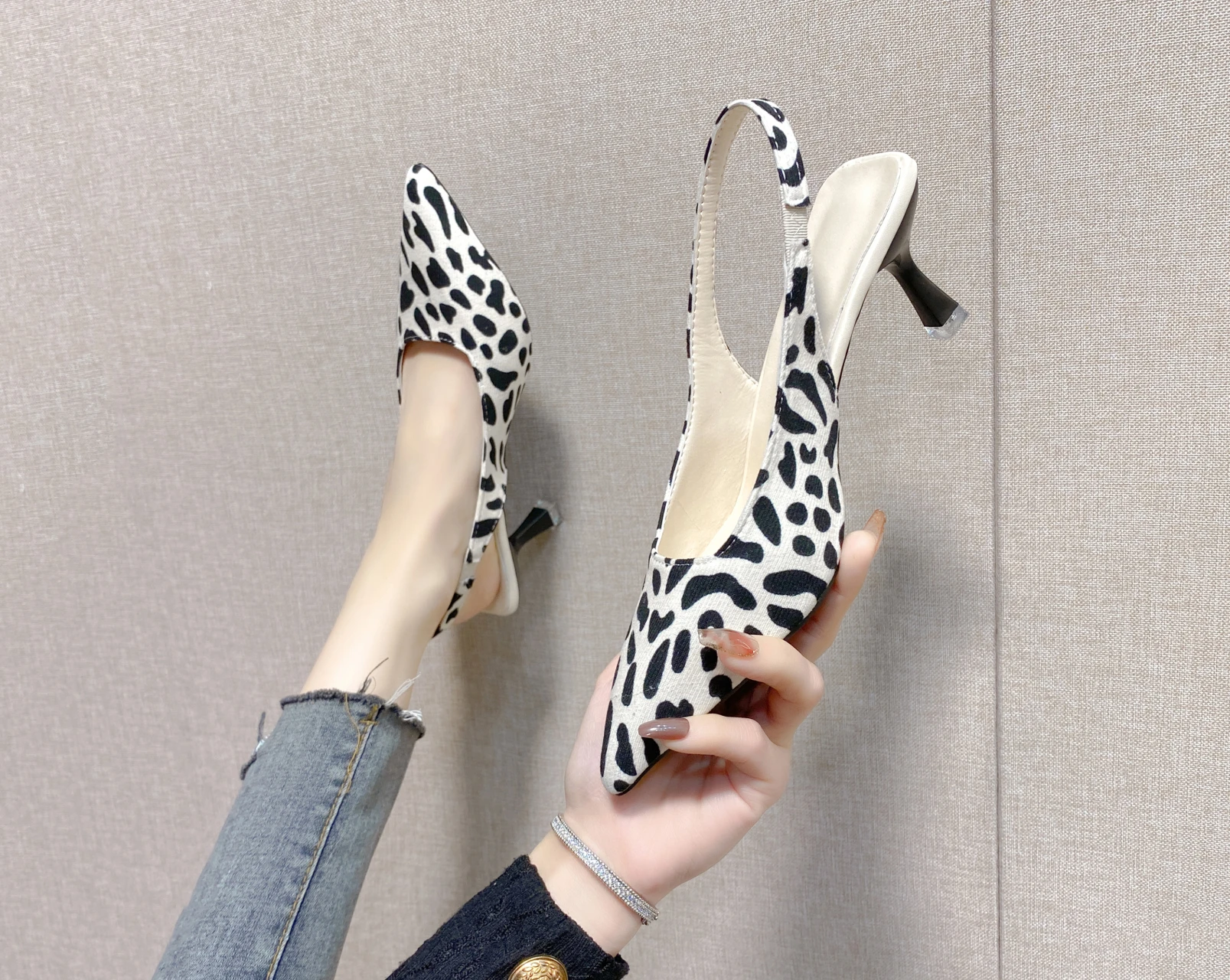 

Новинка лета 2023, босоножки с универсальным стилем и острым носком, модные босоножки Baotou с леопардовым принтом